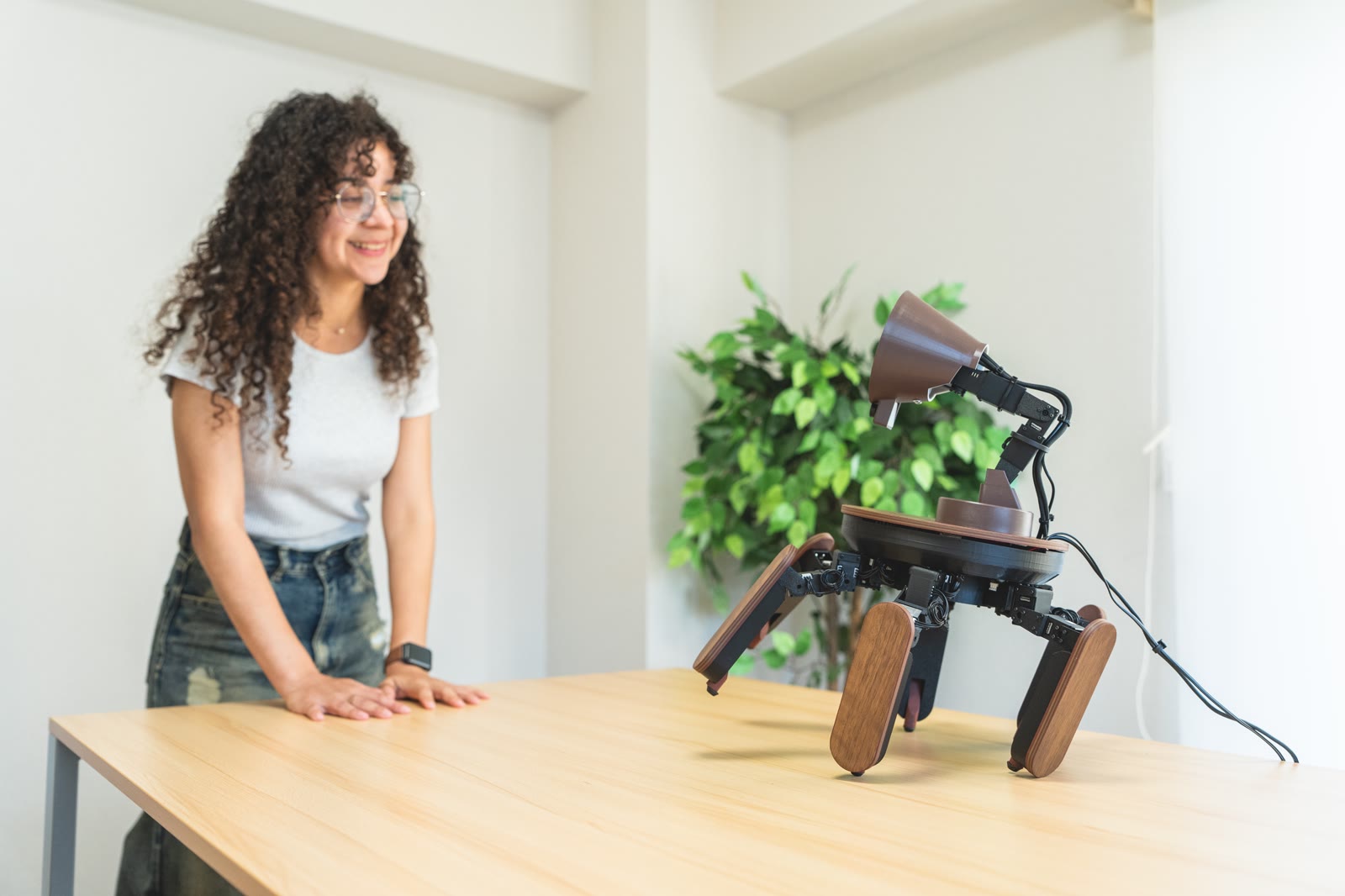 Palmimo facing a smiling person, raising one leg in a gesture of response.
